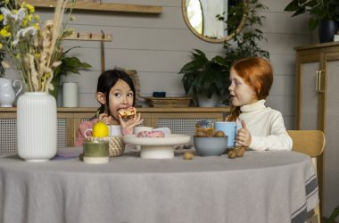 jadalnia z dwójką małych dzieci