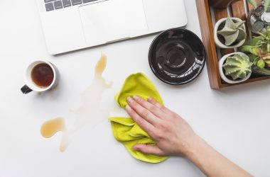 ścierka i rozlana herbata na biurku