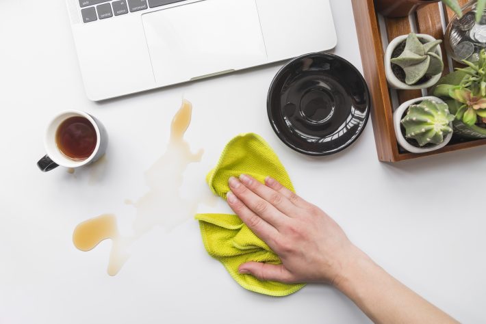 ścierka i rozlana herbata na biurku