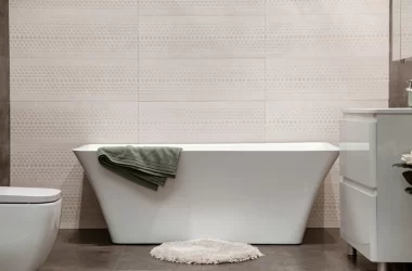 mała biała łazienka z wanną w centrum