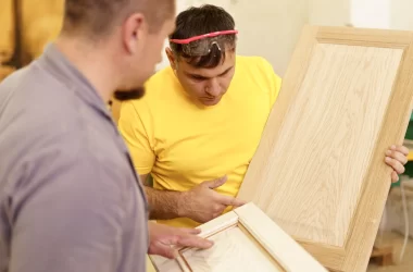 dwóch mężczyzn zastanawiają się przed wyborem frontu do szafki