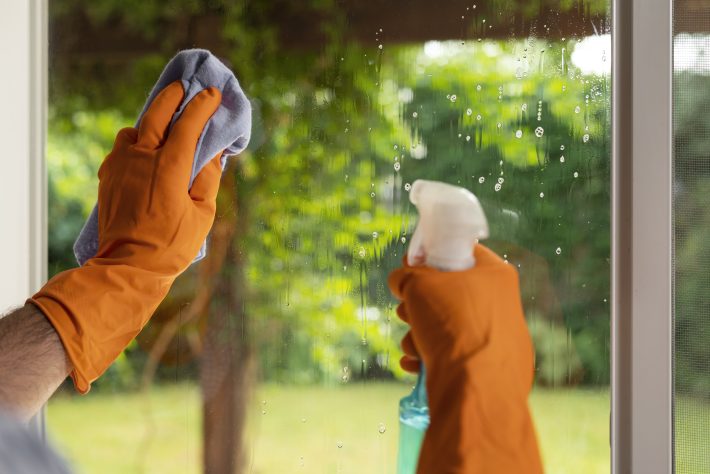 okno, szmatka, pomarańczowe rękawice