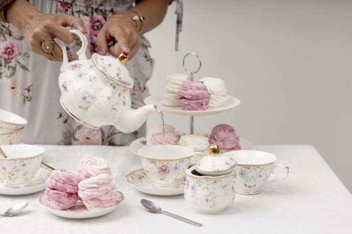 biało różowa zastawa porcelanowa